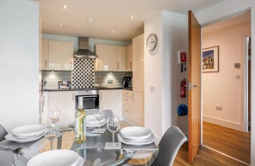 Poole Apartamento | Treetops - Modern Apartment, Moments from Poole Quay