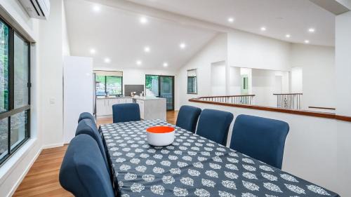 Hardys Bay Casa | 'Treetops On The Bay - Water Views' by Accom Holidays