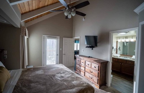 Gatlinburg Complejo | Treetops Resort Lofts-Smokey Mtns/Gatlinburg...King Suite,Queen Bedroom 2 Twin