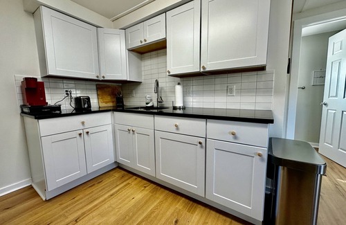 Port Jervis Apartamento | Treeview - Cozy 2 BR Apartment - Fast WiFi ~ 1 hr from NYC - 5 mins to downtown
