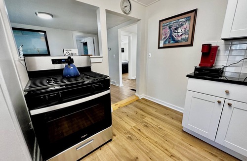 Port Jervis Apartamento | Treeview - Cozy 2 BR Apartment - Fast WiFi ~ 1 hr from NYC - 5 mins to downtown
