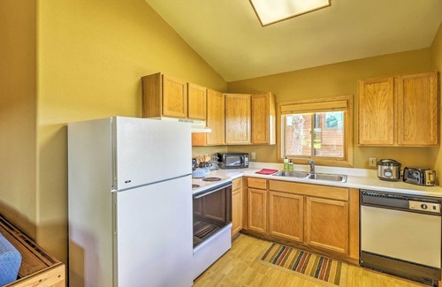 Trego Cabina | ¡NUEVO! 40-Acre Trego Resort Cabin w / Lake & Trails!