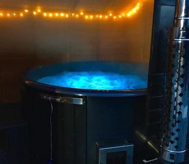 Launceston Casa | Trelaske Mill Cider Barn-with Hot Tub, Fire Pit BBQ