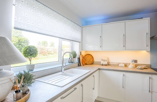 Mynytho Casa | TREM YNYS (3 BED), luxury holiday cottage, with hot tub in Abersoch