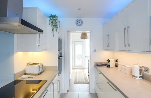 Mynytho Casa | TREM YNYS (3 BED), luxury holiday cottage, with hot tub in Abersoch
