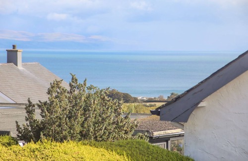 Mynytho Casa | TREM YNYS (3 BED), luxury holiday cottage, with hot tub in Abersoch