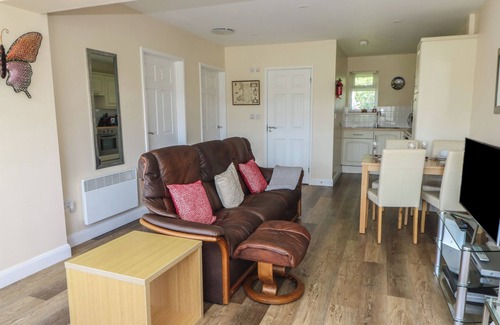 Felinfach Cabaña | TREM-YR-AFON, pet friendly, with a garden in Aberaeron