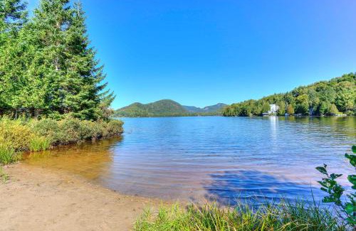 Lac Superieur Village Apartamento | TREMBLANT Accès LAC et rivière SPA BILLARD FOYER Jaccuzi fireplace pool table lake and river access