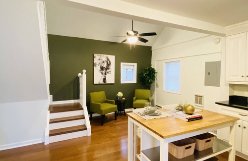 Stamford Cabaña | Trendy 1 bedroom +loft apartment w/ parking