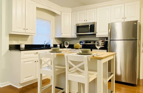 Stamford Cabaña | Trendy 1 bedroom +loft apartment w/ parking