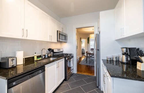 Detroit Apartamento | Trendy 2/1 Apt near the Villages | Free Parking