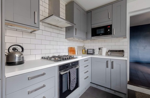 East Acton Apartamento | Trendy 2BD House — 5 Mins from Willesden Junction!