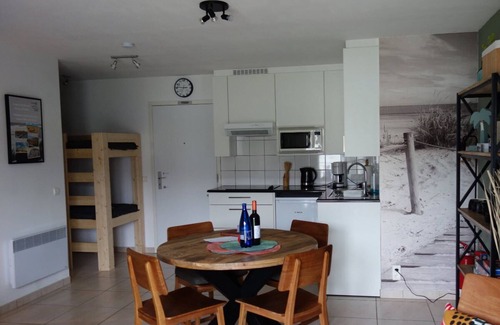 Bredene Apartamento | Trendy app. with pool, closeby dunes/beach/nature