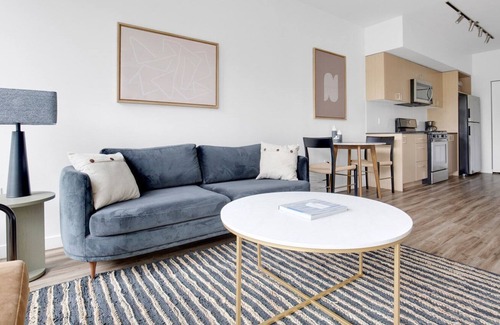 Wilburton Apartamento | Trendy Bellevue 1BR w/ BBQ, Gym, W/D, near Spring District, by Blueground