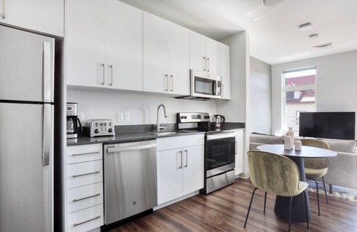 St. Elizabeth's Apartamento | Trendy Brighton 1BR w/ W/D, Gym, near T, Shops + Dining, by Blueground