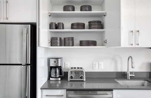 St. Elizabeth's Apartamento | Trendy Brighton 1BR w/ W/D, Gym, near T, Shops + Dining, by Blueground