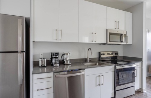St. Elizabeth's Apartamento | Trendy Brighton 2BR w/ Gym & W/D, nr Transport Stops, by Blueground