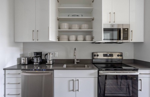 St. Elizabeth's Apartamento | Trendy Brighton 2BR w/ Gym & W/D, nr Transport Stops, by Blueground