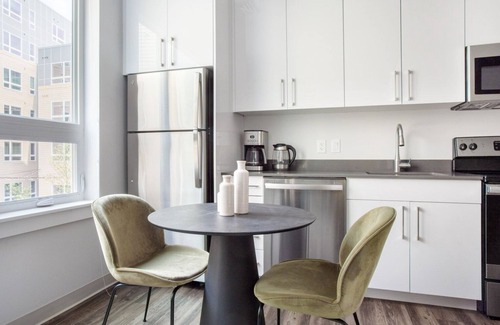 St. Elizabeth's Apartamento | Trendy Brighton Studio w/ W/D, Gym, near T, Shops + Dining, by Blueground