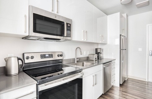 St. Elizabeth's Apartamento | Trendy Brighton Studio w/ W/D, Gym, near T, Shops + Dining, by Blueground