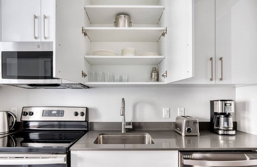 St. Elizabeth's Apartamento | Trendy Brighton Studio w/ W/D, Gym, near T, Shops + Dining, by Blueground