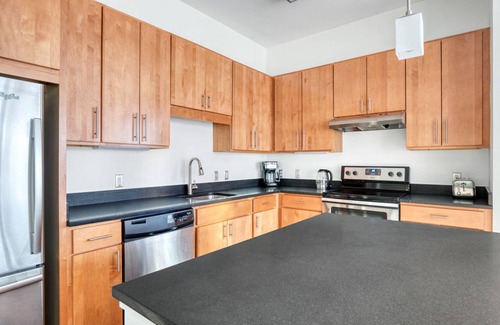 Cambridge Apartamento | Trendy Cambridge Alewife 2BR w/ W/D, Gym & Roof, nr T, by Blueground