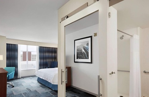 Rosemont Casa | Trendy & Comfortable King Suite! Pool, Gym, Bar