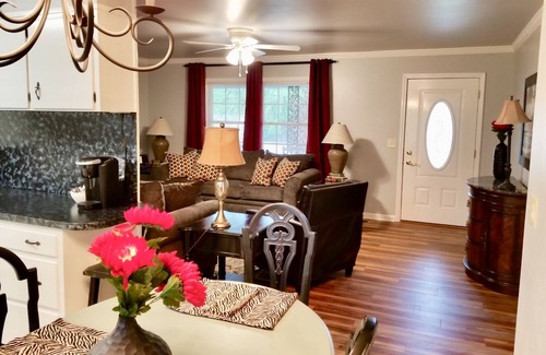 Orangeburg Casa | Ladrillo moderno, acogedor y casual de 2 dormitorios con garaje