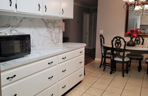 Orangeburg Casa | Ladrillo moderno, acogedor y casual de 2 dormitorios con garaje
