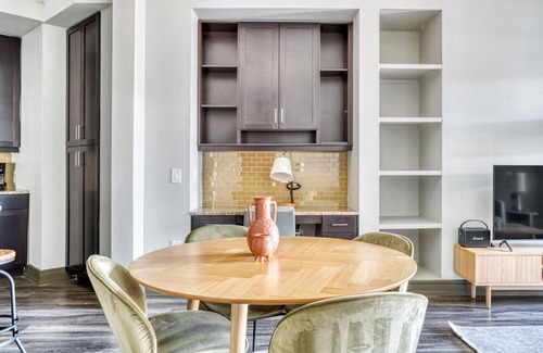 North Burnet Apartamento | Trendy Domain 2BR w/ Gym, Pool & W/D, nr restaurants, by Blueground