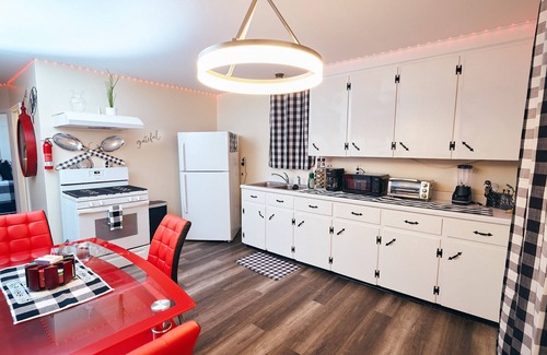 Nashua Apartamento | Trendy Downtown Nashua Getaway: Checkers-Themed 1 Bed/1 Bath!