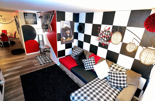 Nashua Apartamento | Trendy Downtown Nashua Getaway: Checkers-Themed 1 Bed/1 Bath!