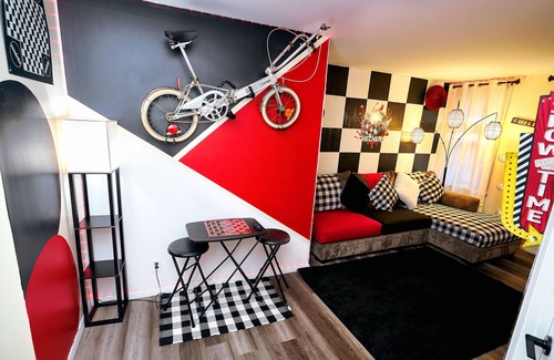 Nashua Apartamento | Trendy Downtown Nashua Getaway: Checkers-Themed 1 Bed/1 Bath!