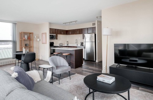 Edgewater Beach Apartamento | Trendy Edgewater 1BR w/ Gym, Deck & Lounge, nr L, by Blueground