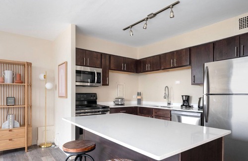 Edgewater Beach Apartamento | Trendy Edgewater 1BR w/ Gym, Deck & Lounge, nr L, by Blueground