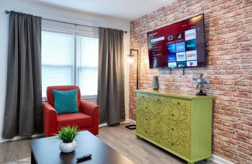 Charlotte Apartamento | Trendy Escape ◉ California King bed awaits!