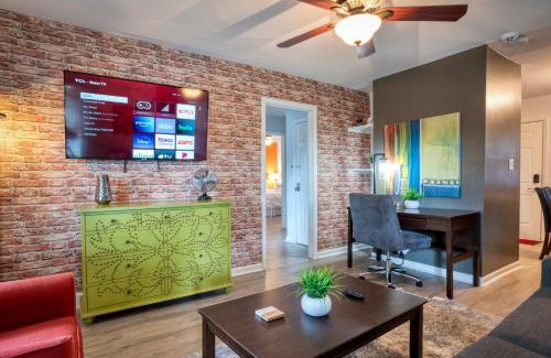 Charlotte Apartamento | Trendy Escape ◉ California King bed awaits!