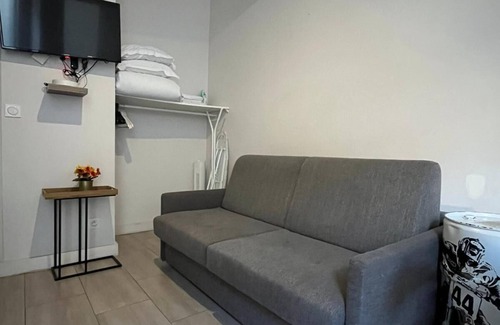 Hopital Saint-Louis Apartamento | A modern apartment situated just a few steps from the Canal Saint Martin