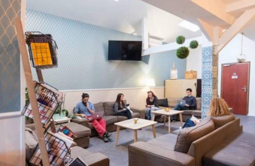 Petit-Ivry Hostal | Trendy Hostel