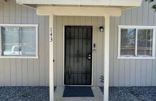 Coalinga Apartamento | Trendy Ivy 2-bedroom Apartment near DT Coalinga