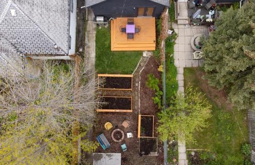 Sunnyside Apartamento | Trendy Kensington 3 min Walk Backyard AC Garage