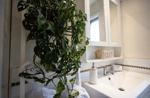 Sunnyside Apartamento | Trendy Kensington 3 min Walk Backyard AC Garage