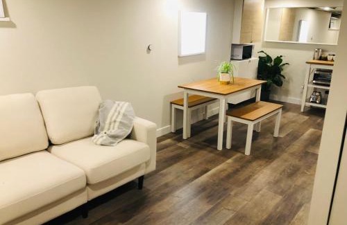 Sunnyside Apartamento | Trendy Kensington 3 min Walk Backyard AC Garage