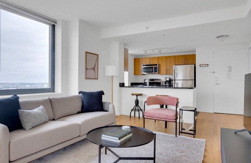 Hunters Point Apartamento | Trendy LIC 2BR w/ W/D, Elevator & Doorman, near East River, by Blueground