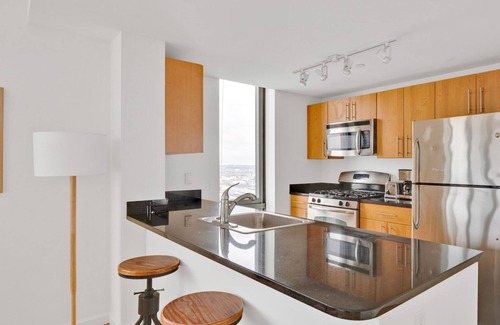 Hunters Point Apartamento | Trendy LIC 2BR w/ W/D, Elevator & Doorman, near East River, by Blueground