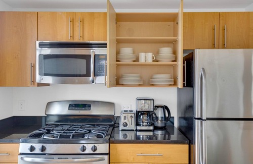 Hunters Point Apartamento | Trendy LIC 2BR w/ W/D, Elevator & Doorman, near East River, by Blueground