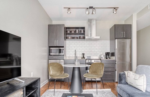 Mount Vernon Triangle Apartamento | Trendy Mt Vernon 1BR, w/ Gym, W/D & Roof Deck, near Metro, by Blueground