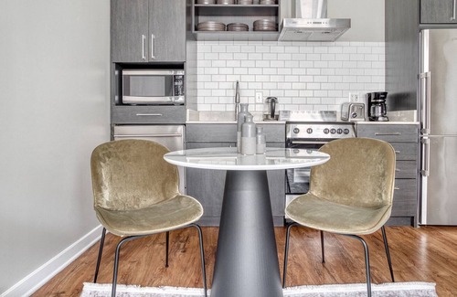 Mount Vernon Triangle Apartamento | Trendy Mt Vernon 1BR, w/ Gym, W/D & Roof Deck, near Metro, by Blueground