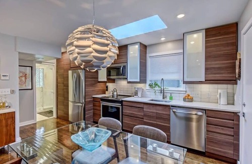 Cherry Condominio | 510 Queens 202: Stylish 1BR in Myers Park