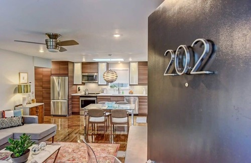 Cherry Condominio | 510 Queens 202: Stylish 1BR in Myers Park